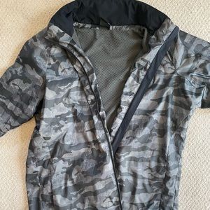 Men’s XL water resistant windbreaker in gray camo by Oakley